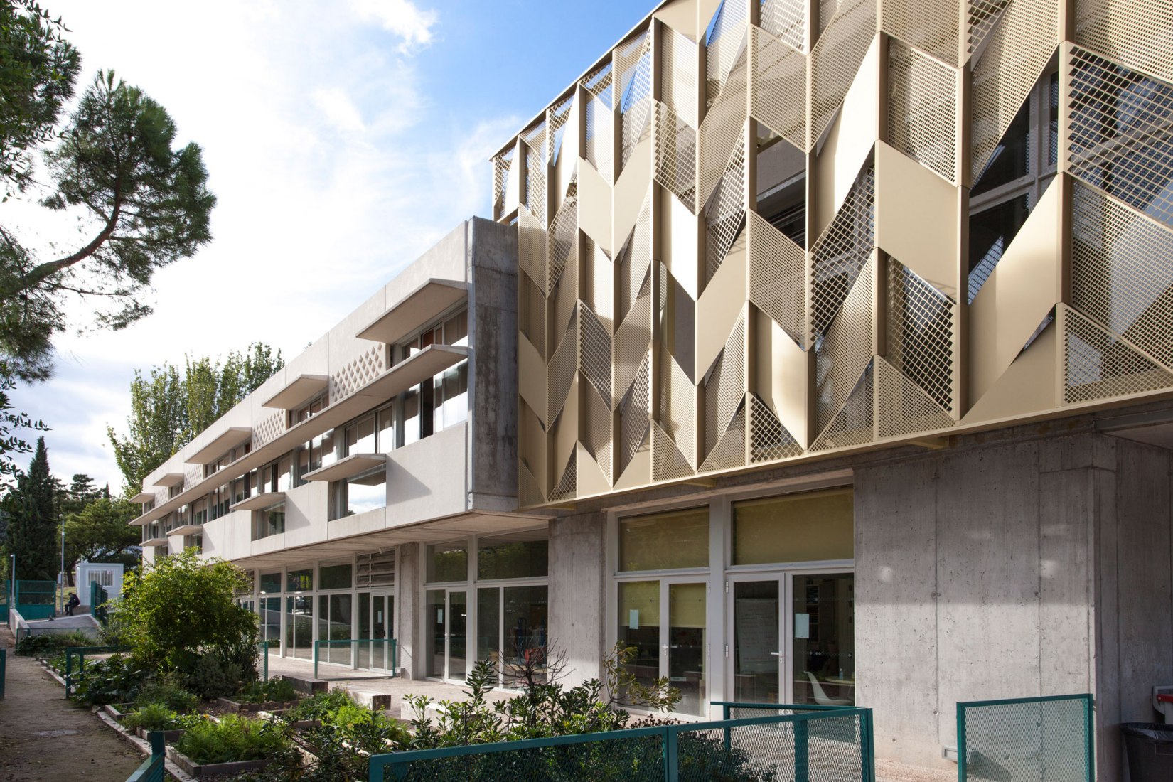 New first-cycle nursery school and outdoor spaces of the French Lyceum by Ale Estudio and b-ground arquitectura. Photograph by Ojo Vivo Foto.