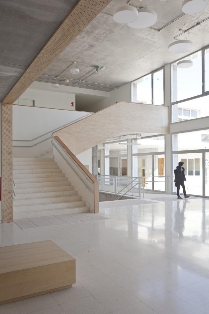 New first-cycle nursery school and outdoor spaces of the French Lyceum by Ale Estudio and b-ground arquitectura. Photograph by Ojo Vivo Foto.