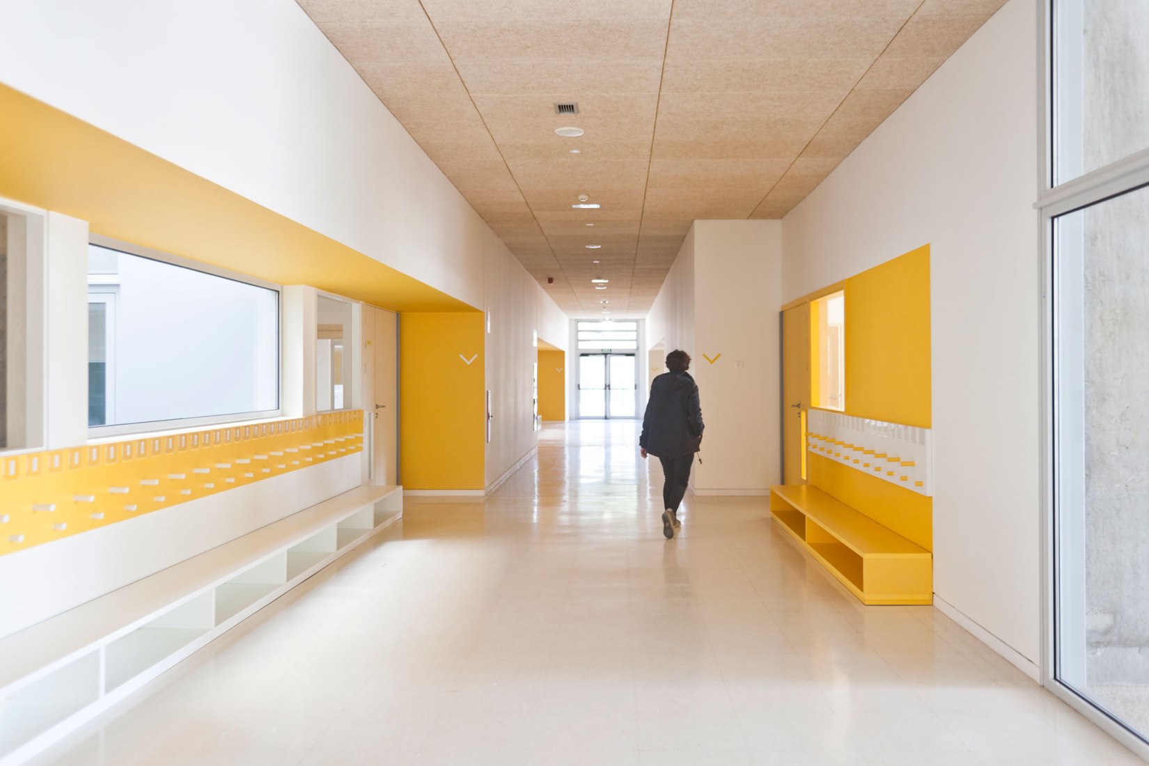 New first-cycle nursery school and outdoor spaces of the French Lyceum by Ale Estudio and b-ground arquitectura. Photograph by Ojo Vivo Foto.
