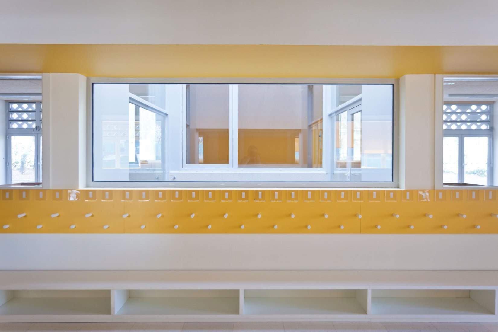 New first-cycle nursery school and outdoor spaces of the French Lyceum by Ale Estudio and b-ground arquitectura. Photograph by Ojo Vivo Foto.