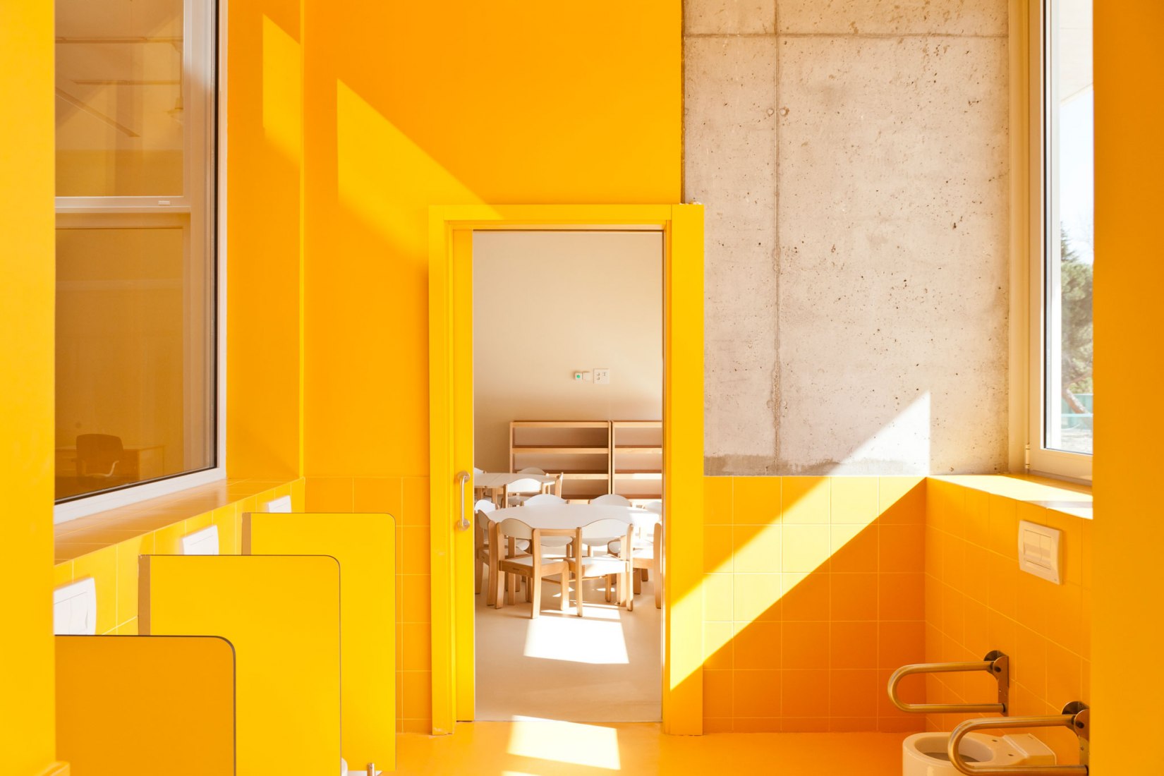 New first-cycle nursery school and outdoor spaces of the French Lyceum by Ale Estudio and b-ground arquitectura. Photograph by Ojo Vivo Foto.