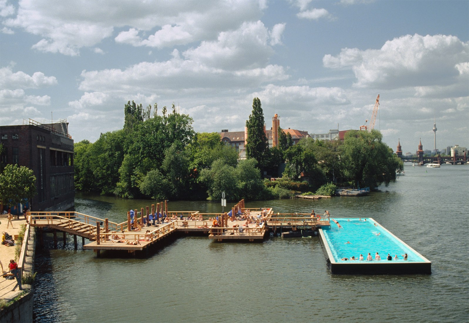 Badeschiff por Fernando Menis. Vista general del conjunto de la piscina. Fotografía © Uwe Walter.