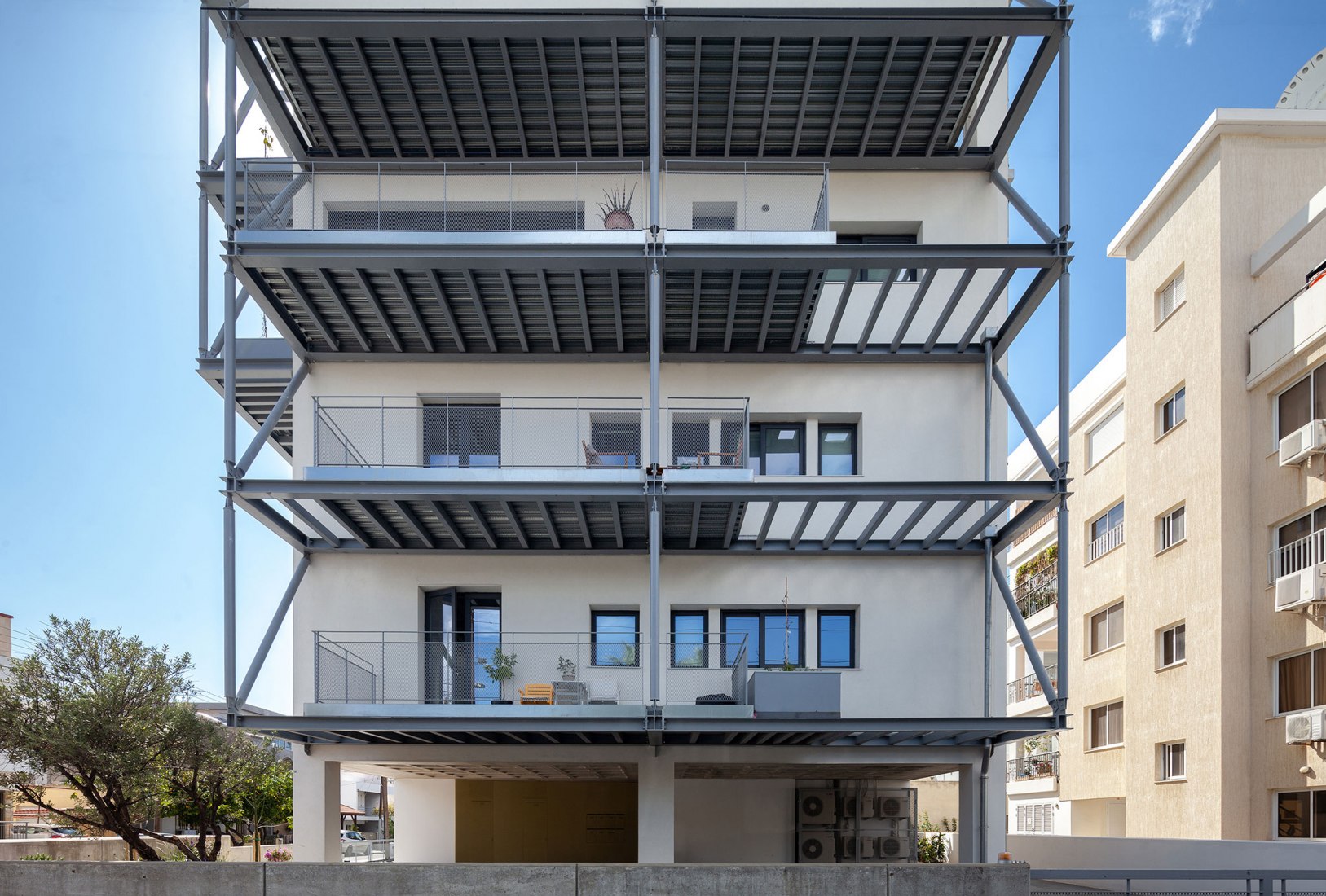 Bloque de apartamentos ZIO por Alexis Papadopoulos Architectural Practice. Fotografía por Creative Photo Room.
