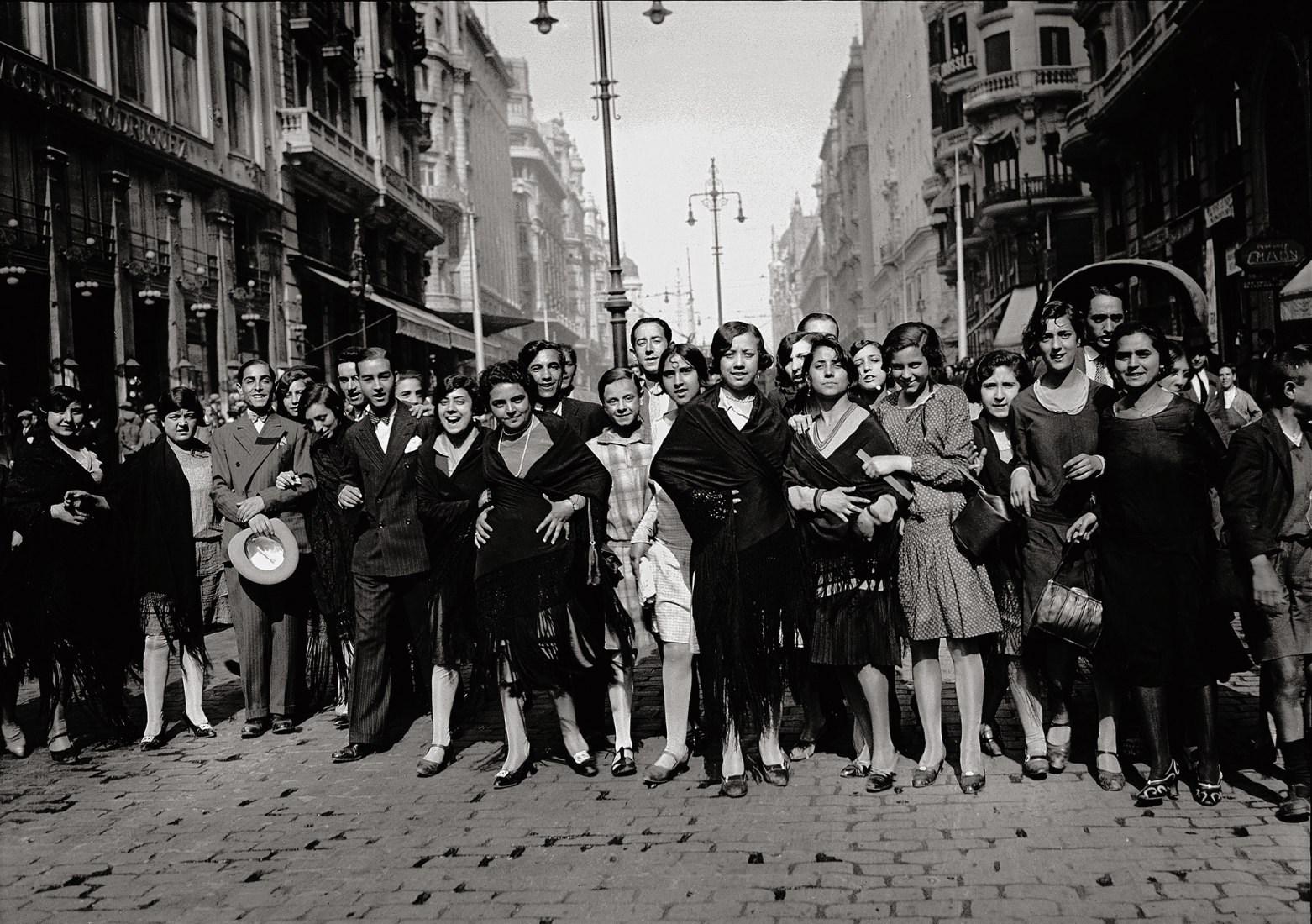 Modistas en la Gran Vía, 1933, por Alfonso Sánchez/Editorial La Fábrica
