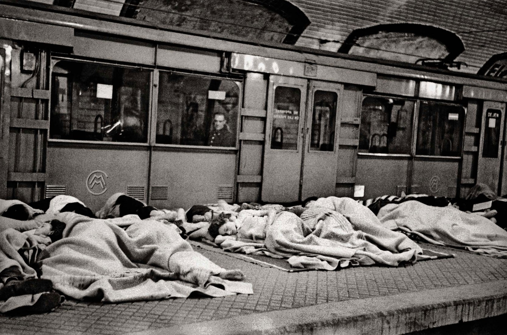 Refugiados en el metro, 1939, por Alfonso Sánchez/Editorial La Fábrica