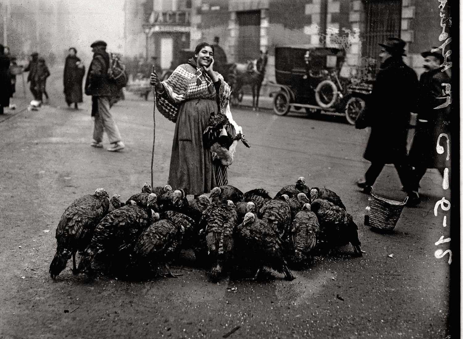 Vendedora de pavos, 1925, por Alfonso Sánchez/Editorial La Fábrica