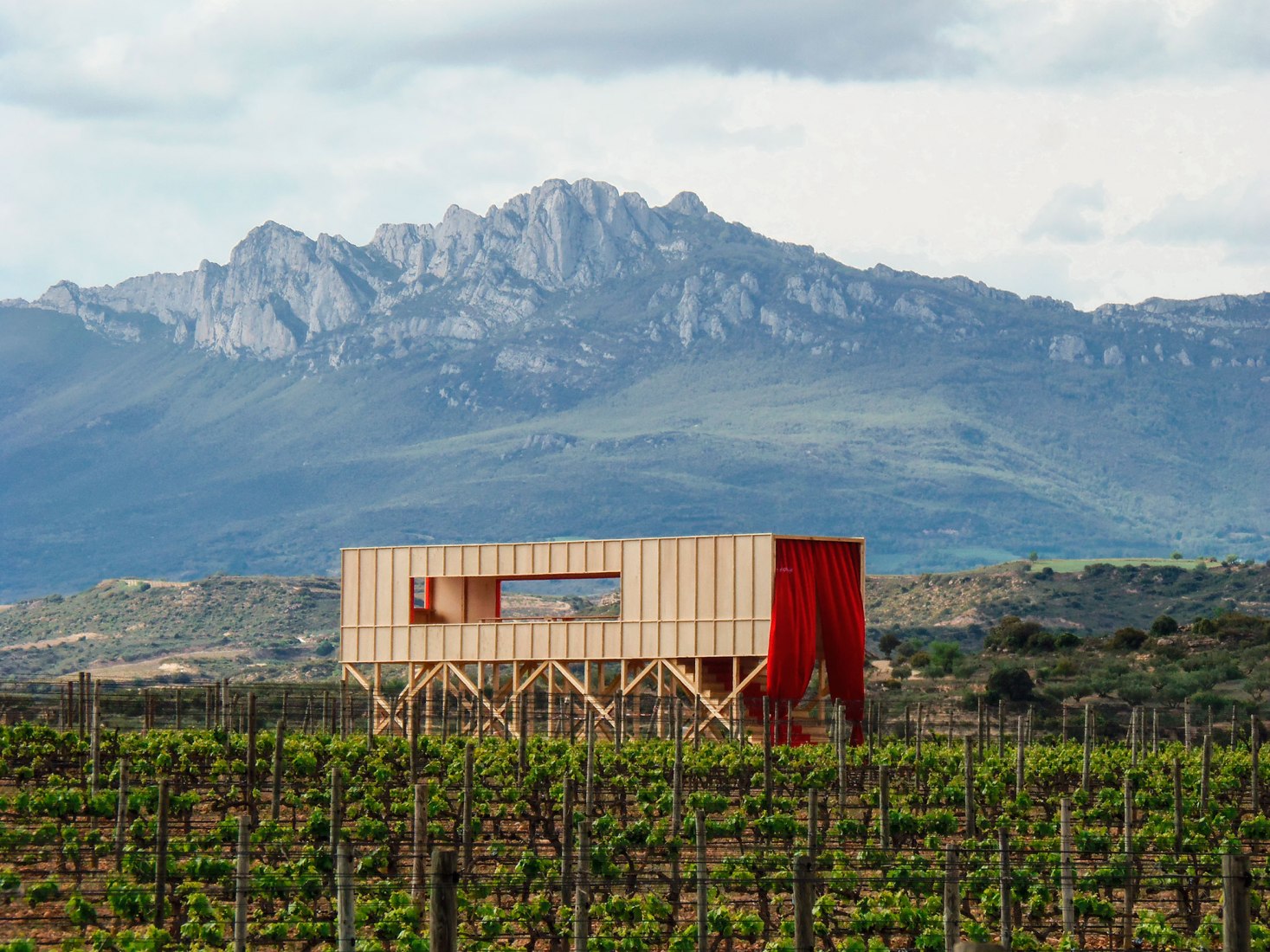 Una mesa elevada en el paisaje por J-AF Architecture + Gonzalez Serrano Studio. Fotografía por J-AF Architecture + Gonzalez Serrano Studio+.