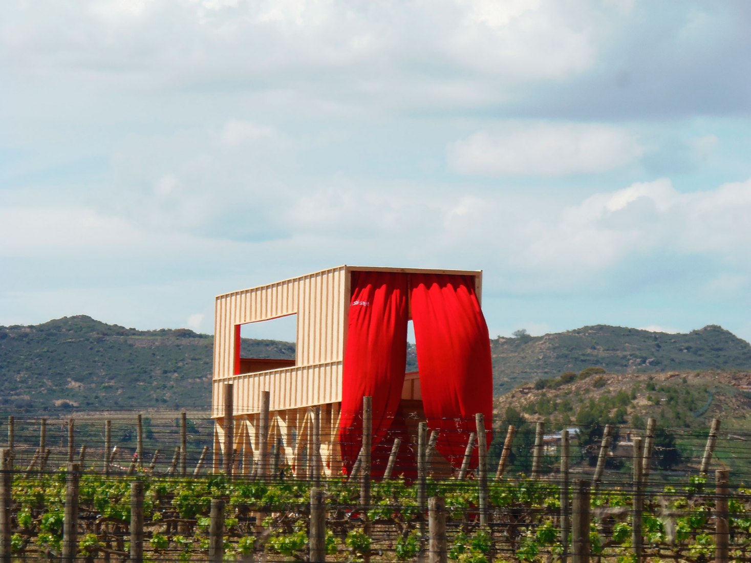 Una mesa elevada en el paisaje por J-AF Architecture + Gonzalez Serrano Studio. Fotografía por J-AF Architecture + Gonzalez Serrano Studio+.