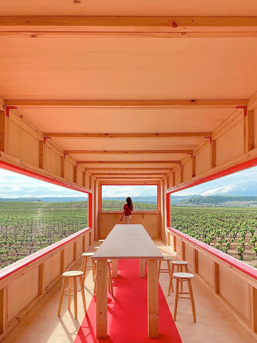 Una mesa elevada en el paisaje por J-AF Architecture + Gonzalez Serrano Studio. Fotografía por J-AF Architecture + Gonzalez Serrano Studio+.