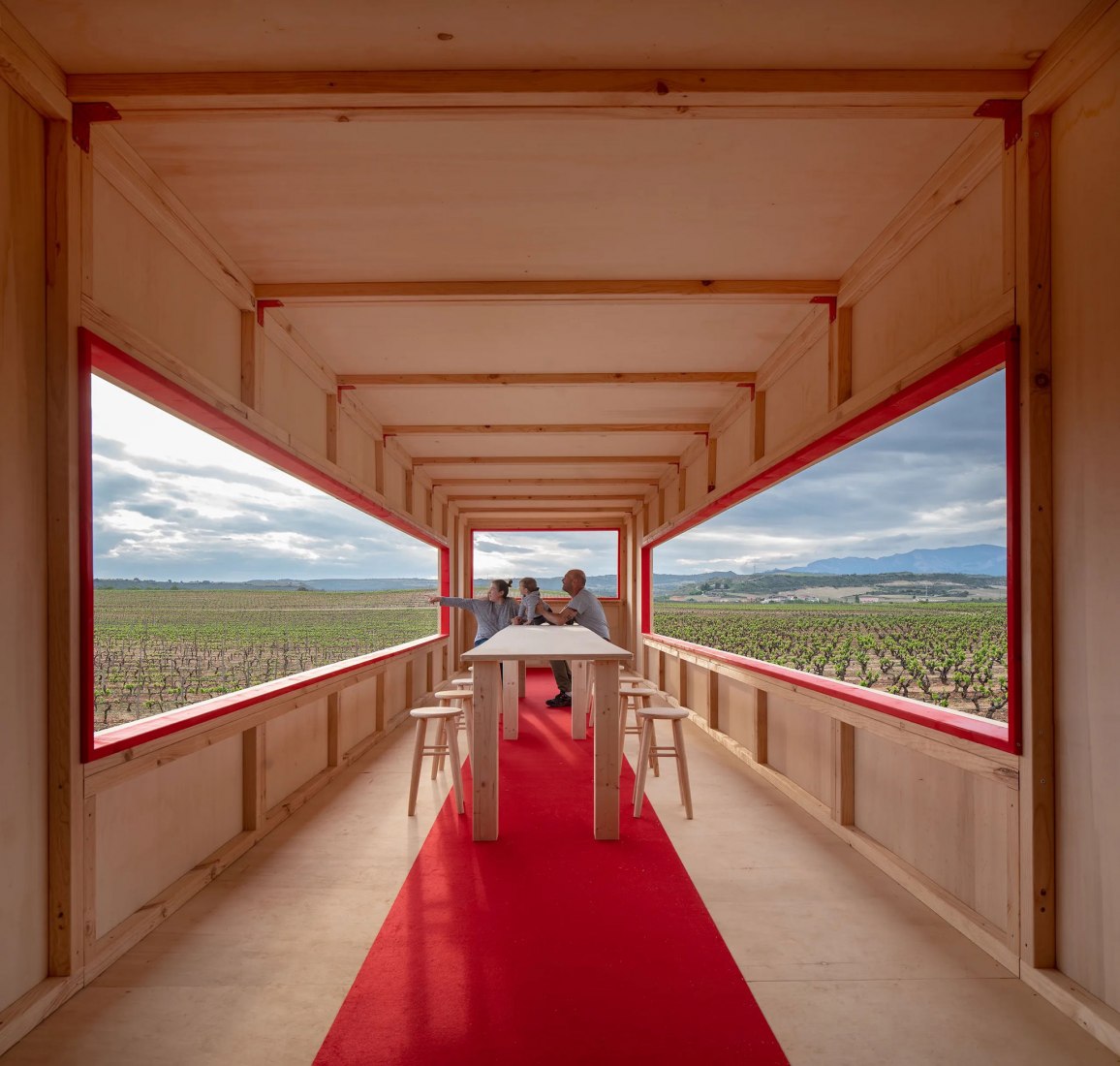 Una mesa elevada en el paisaje por J-AF Architecture + Gonzalez Serrano Studio. Fotografía por Josema Cutillas.