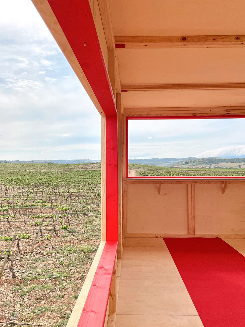 Una mesa elevada en el paisaje por J-AF Architecture + Gonzalez Serrano Studio. Fotografía por J-AF Architecture + Gonzalez Serrano Studio+.