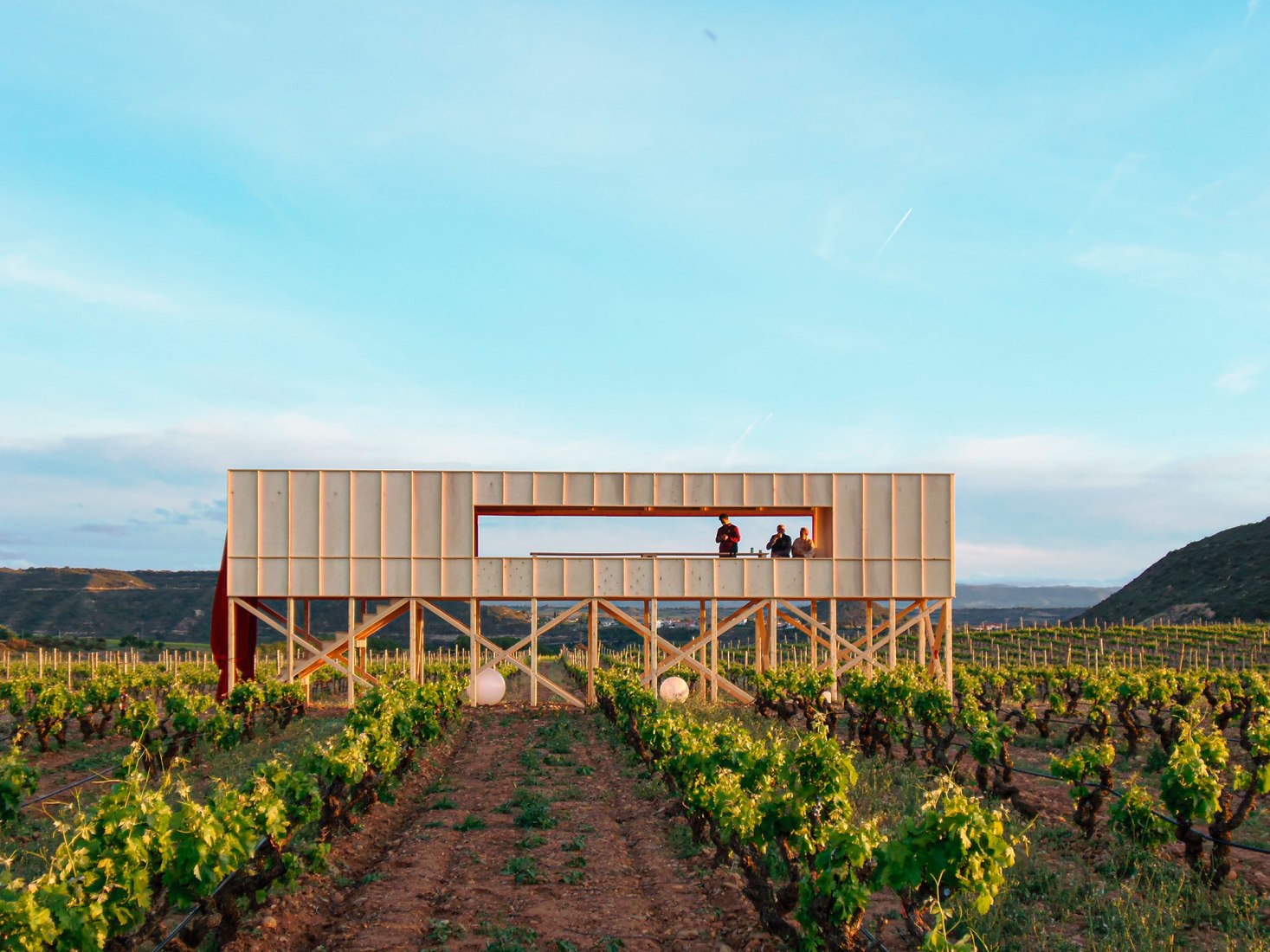 Una mesa elevada en el paisaje por J-AF Architecture + Gonzalez Serrano Studio. Fotografía por J-AF Architecture + Gonzalez Serrano Studio+.