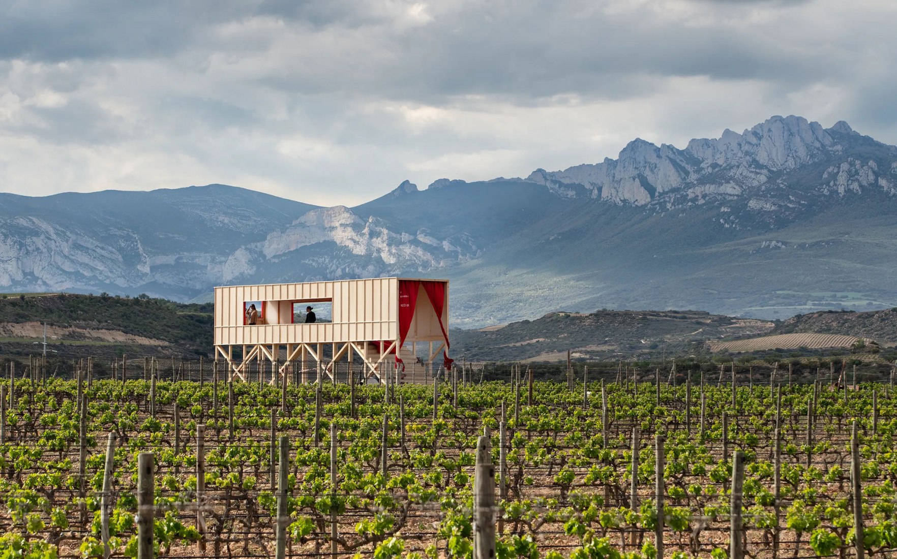 Una mesa elevada en el paisaje por J-AF Architecture + Gonzalez Serrano Studio. Fotografía por Josema Cutillas.
