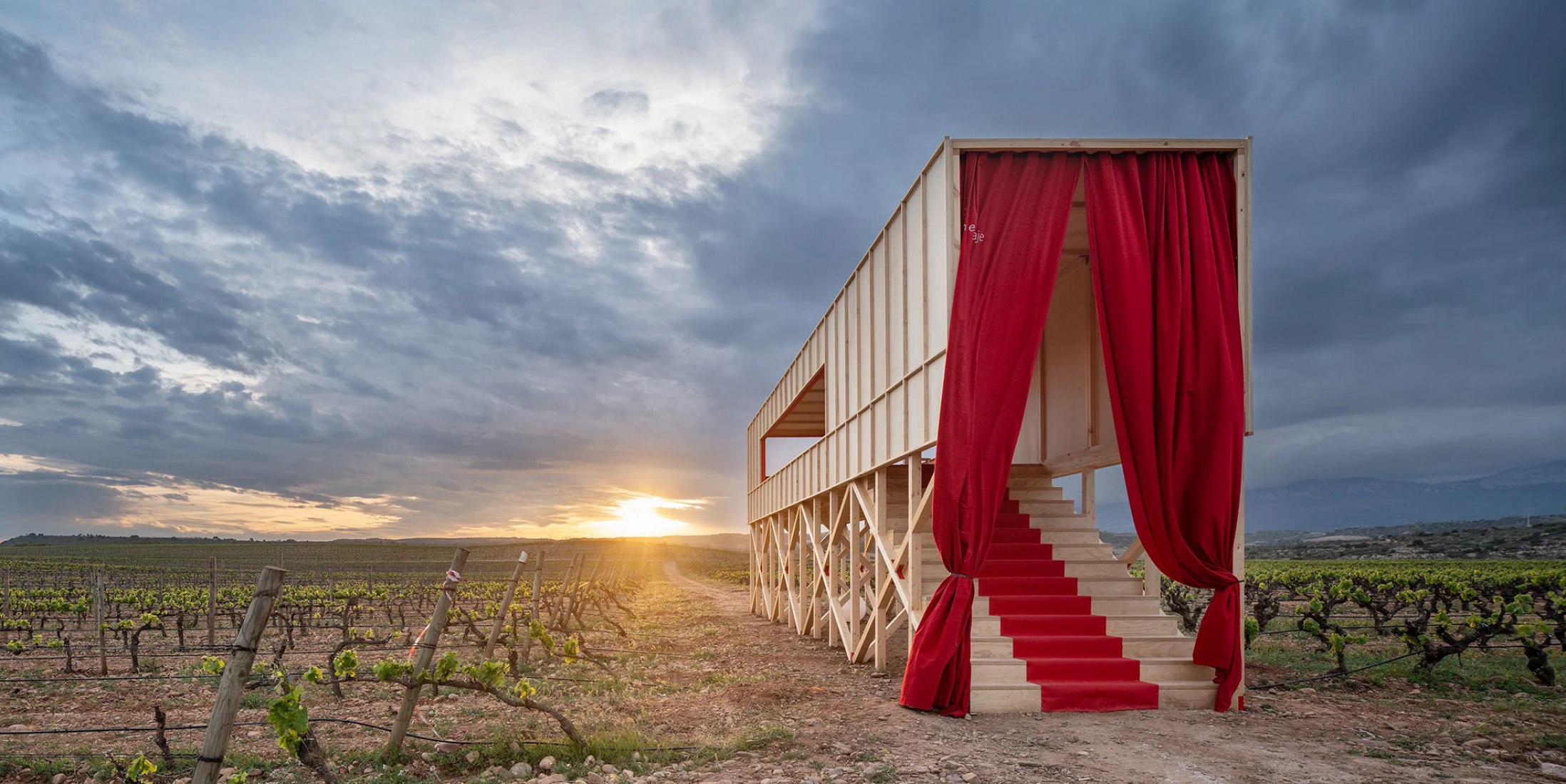 Una mesa elevada en el paisaje por J-AF Architecture + Gonzalez Serrano Studio. Fotografía por Josema Cutillas.