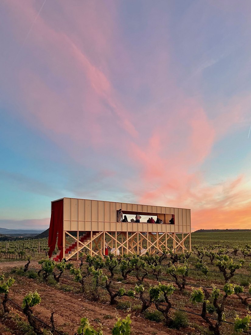 Una mesa elevada en el paisaje por J-AF Architecture + Gonzalez Serrano Studio. Fotografía por J-AF Architecture + Gonzalez Serrano Studio+.
