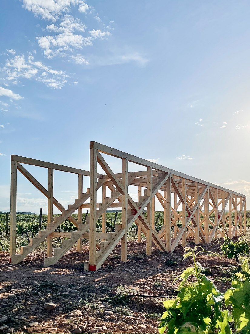 Obra. Una mesa elevada en el paisaje por J-AF Architecture + Gonzalez Serrano Studio+.