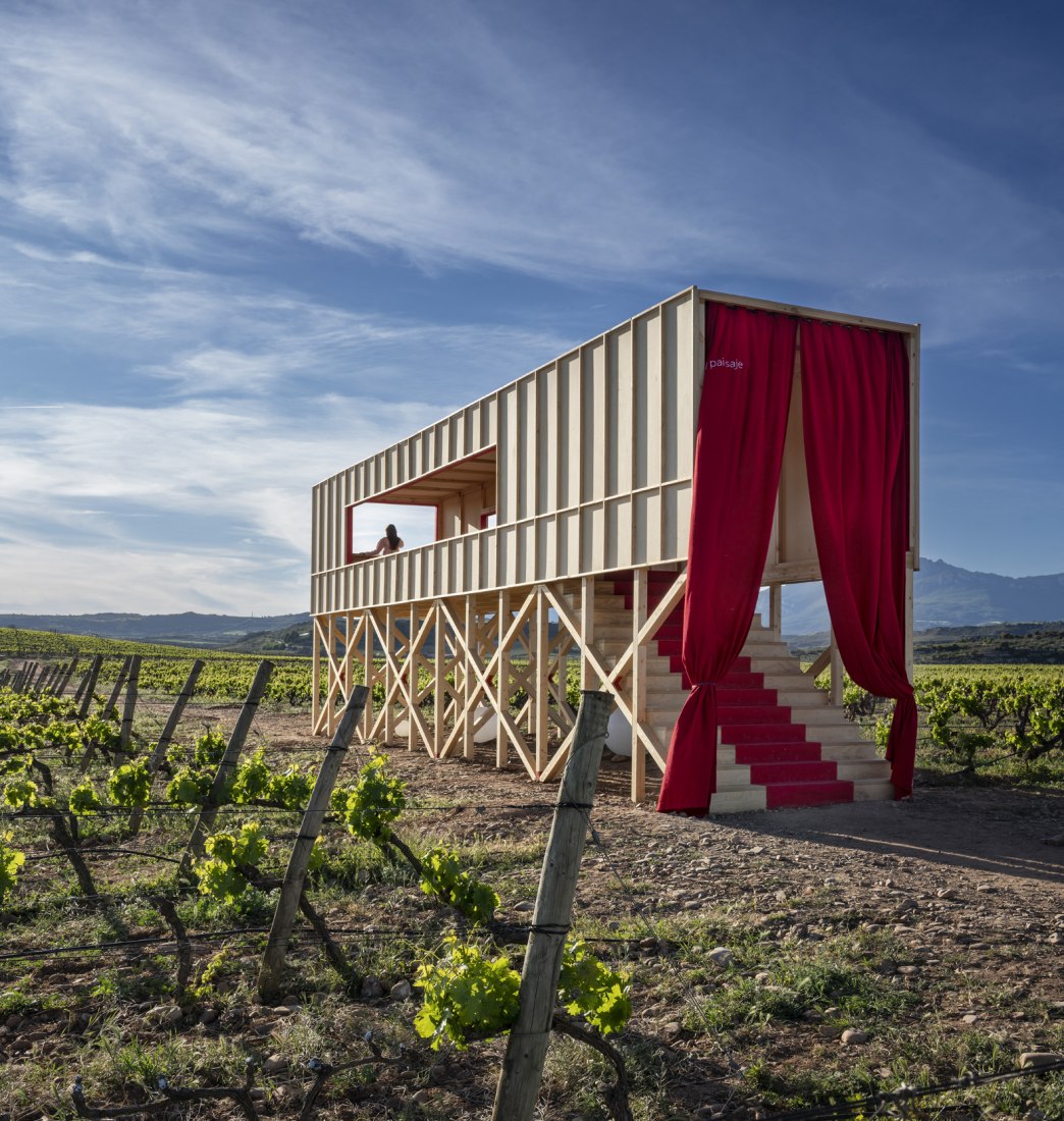 Una mesa elevada en el paisaje por J-AF Architecture + Gonzalez Serrano Studio. Fotografía por Josema Cutillas.