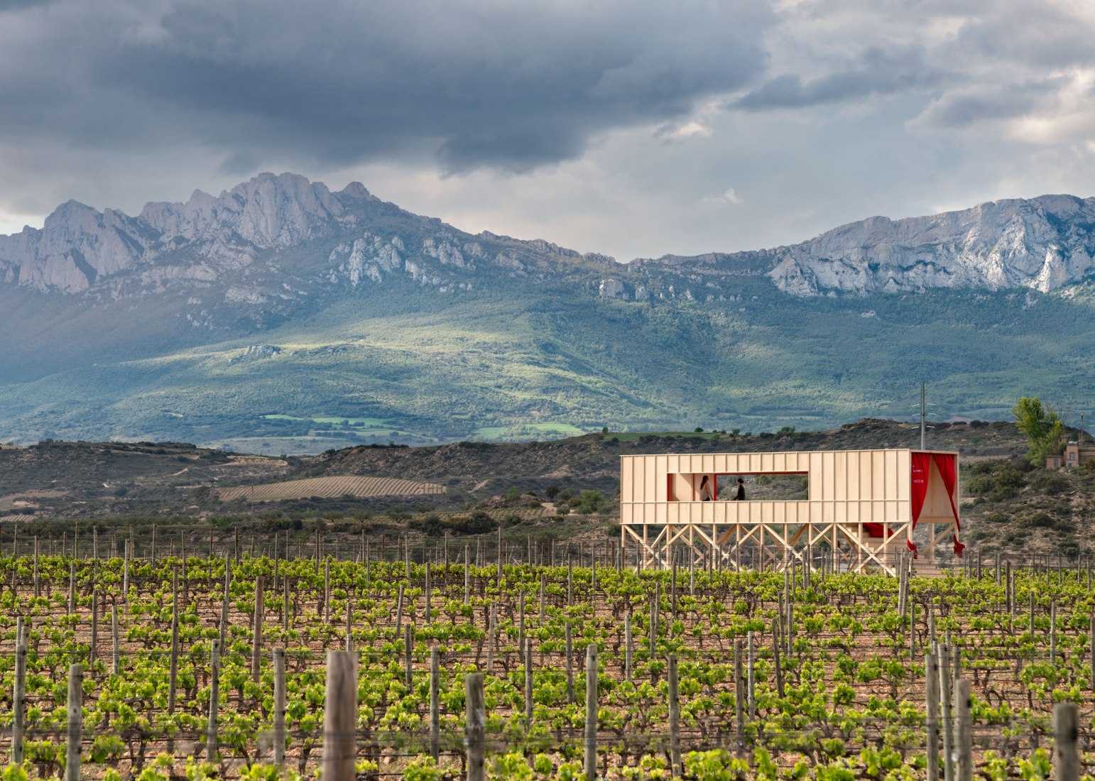 Una mesa elevada en el paisaje por J-AF Architecture + Gonzalez Serrano Studio. Fotografía por Josema Cutillas.