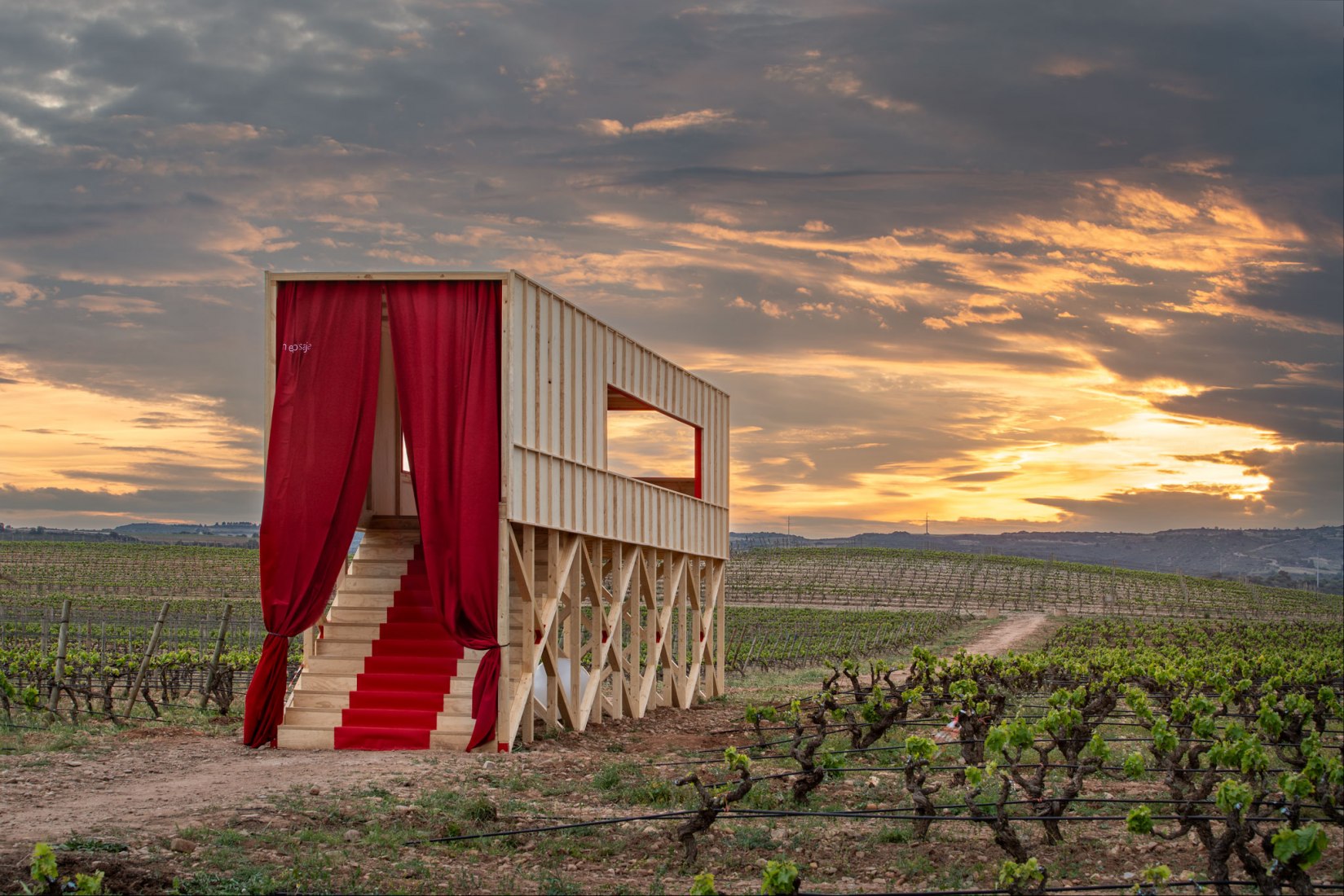 Una mesa elevada en el paisaje por J-AF Architecture + Gonzalez Serrano Studio. Fotografía por Josema Cutillas.