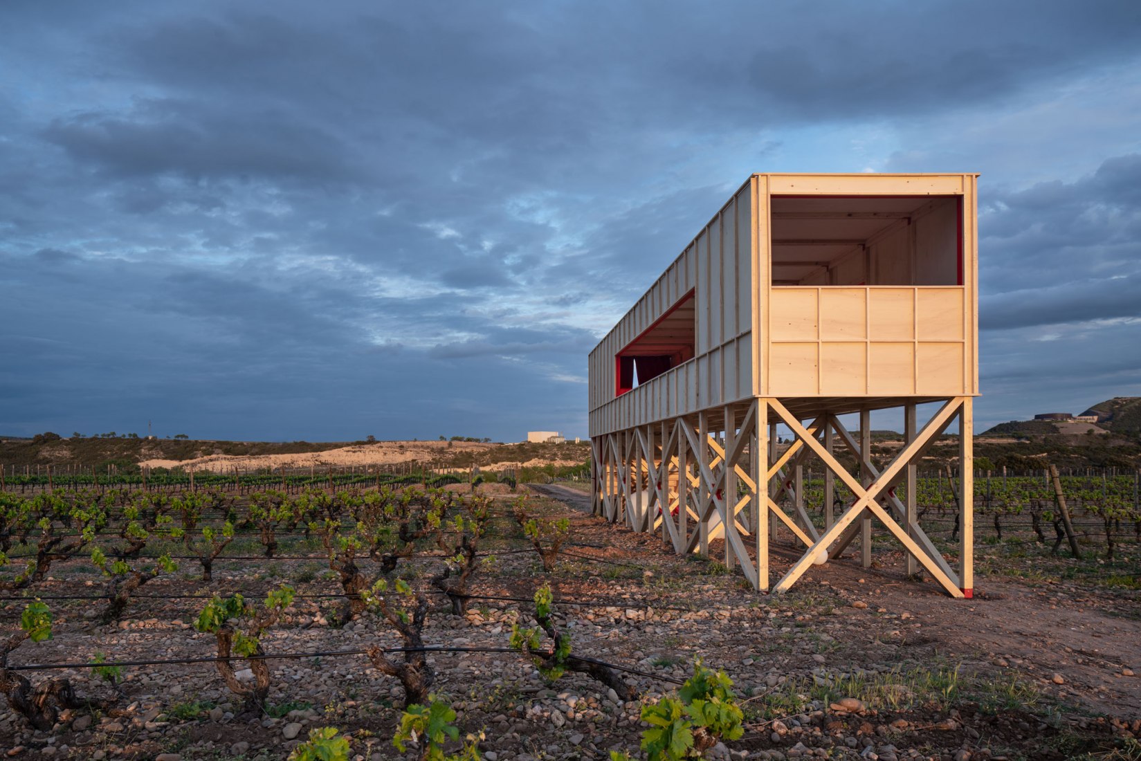 Una mesa elevada en el paisaje por J-AF Architecture + Gonzalez Serrano Studio. Fotografía por Josema Cutillas.