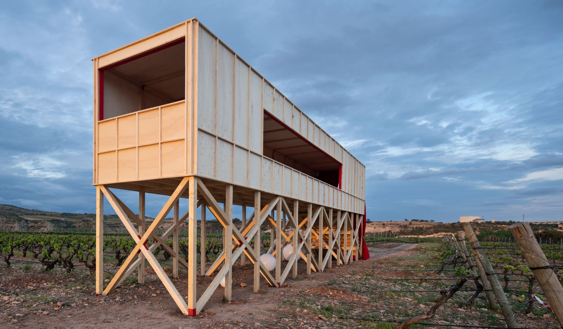 Una mesa elevada en el paisaje por J-AF Architecture + Gonzalez Serrano Studio. Fotografía por Josema Cutillas.