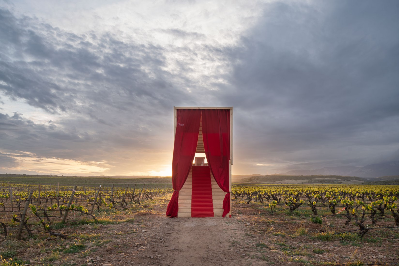 Una mesa elevada en el paisaje por J-AF Architecture + Gonzalez Serrano Studio. Fotografía por Josema Cutillas.