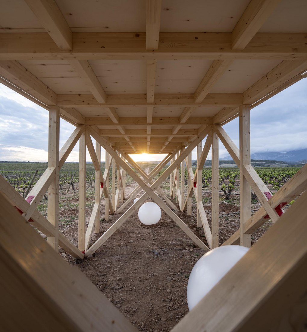 Una mesa elevada en el paisaje por J-AF Architecture + Gonzalez Serrano Studio. Fotografía por Josema Cutillas.