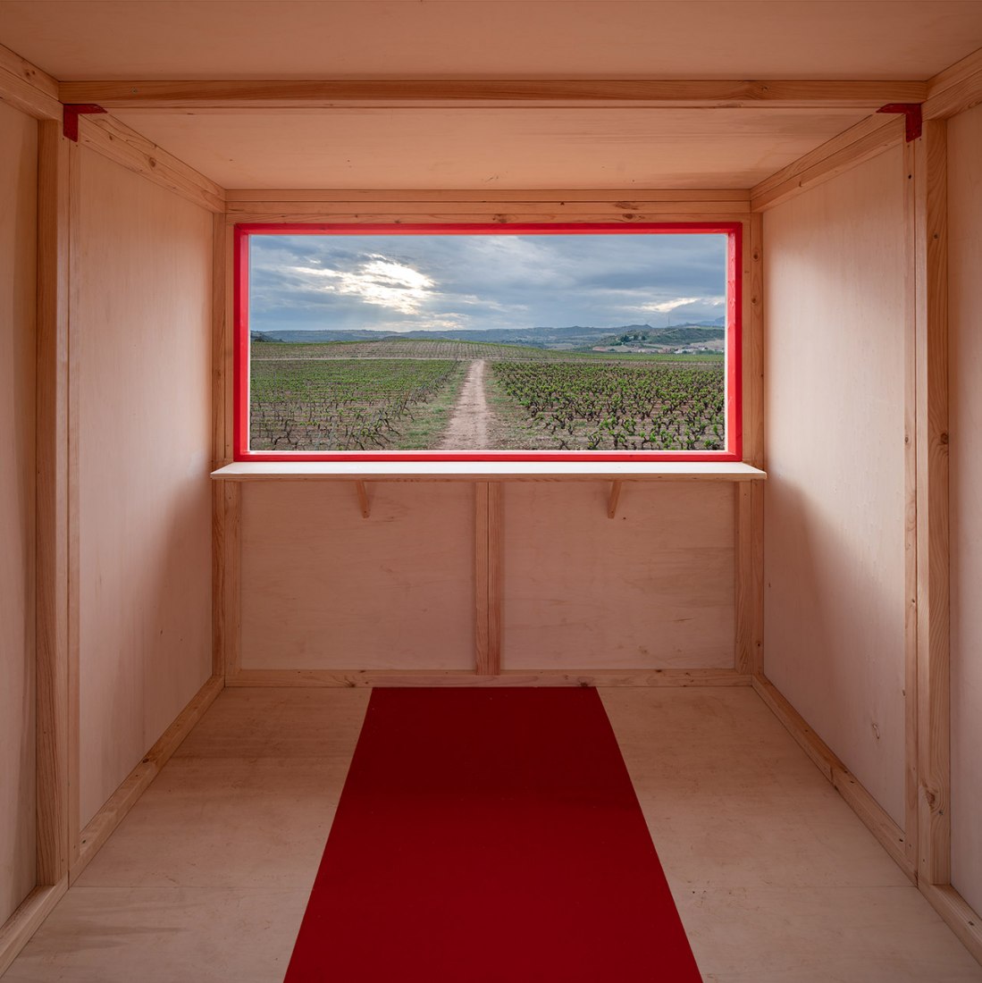 Una mesa elevada en el paisaje por J-AF Architecture + Gonzalez Serrano Studio. Fotografía por Josema Cutillas.