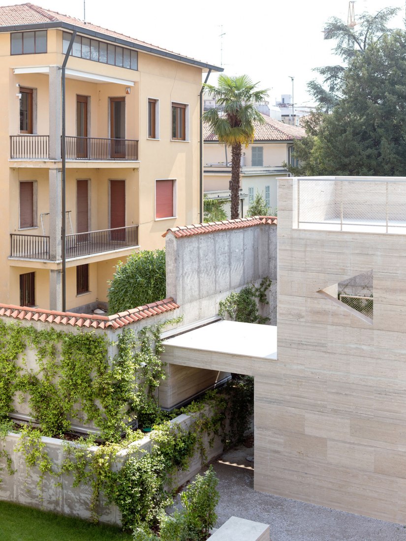 Return to the traditional lombard patio. Residential complex by Álvaro