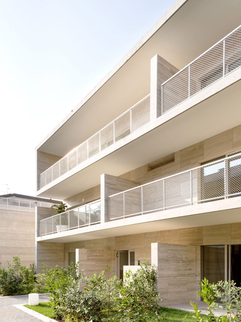 Return to the traditional lombard patio. Residential complex by Álvaro