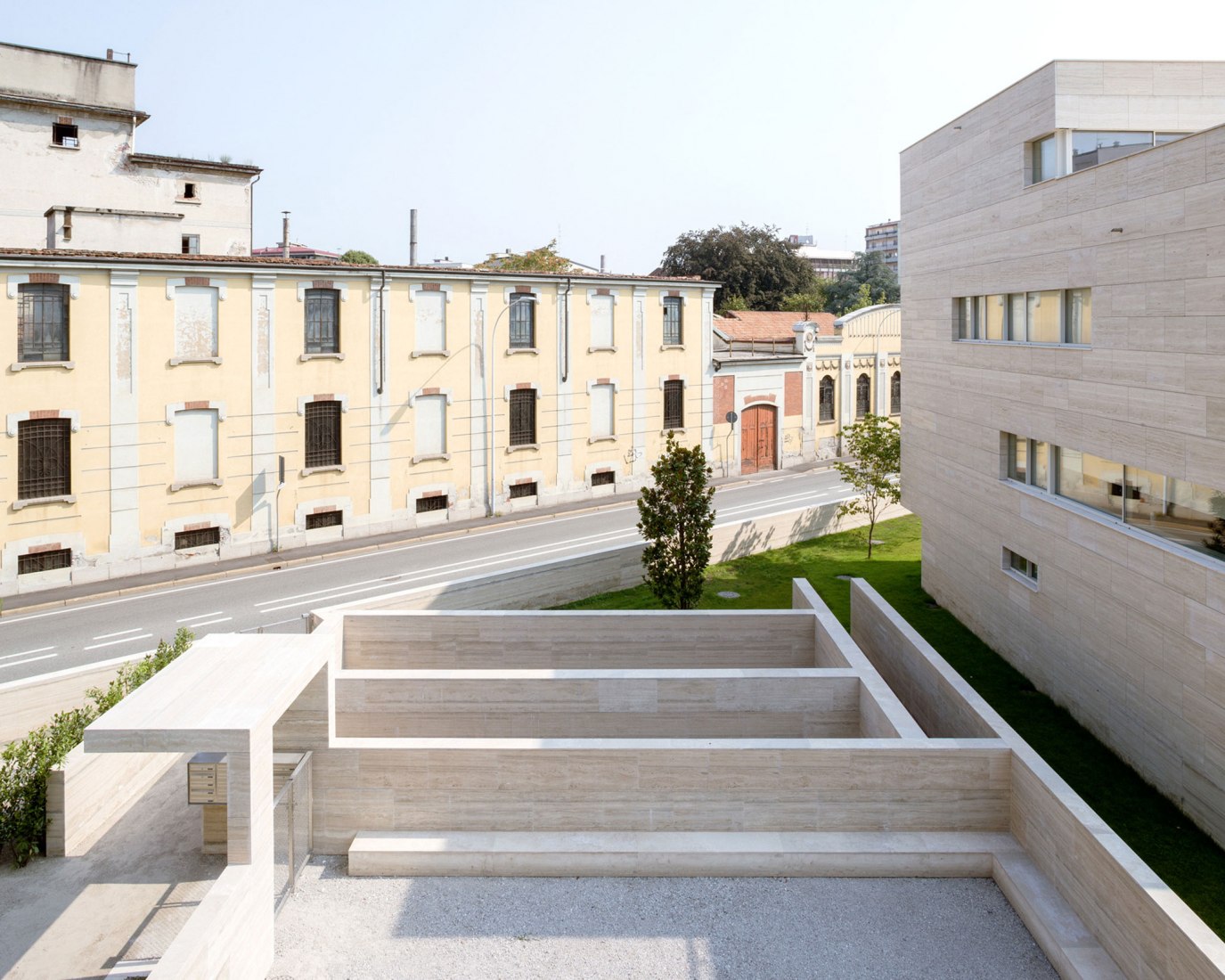 Return to the traditional lombard patio. Residential complex by Álvaro