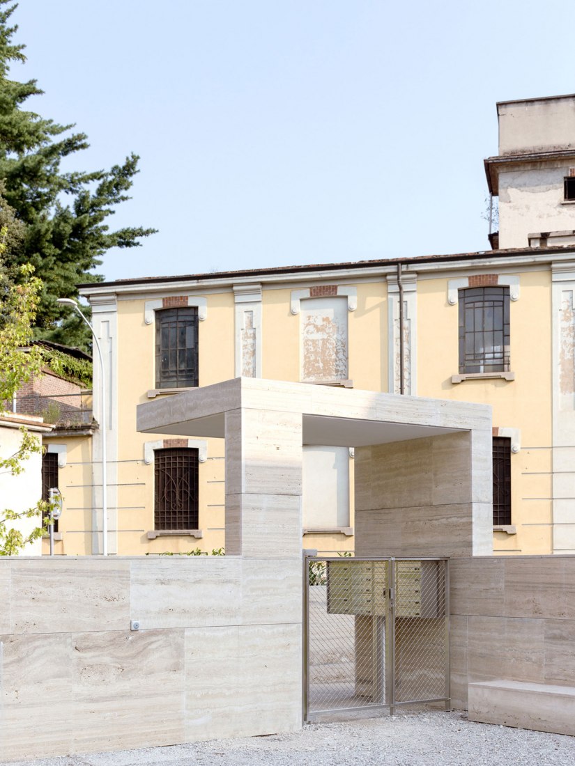 Return to the traditional lombard patio. Residential complex by Álvaro