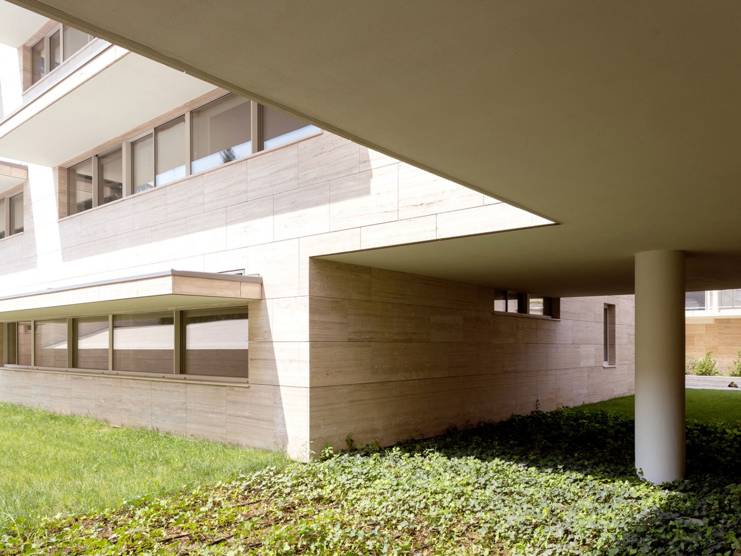 Return to the traditional lombard patio. Residential complex by Álvaro