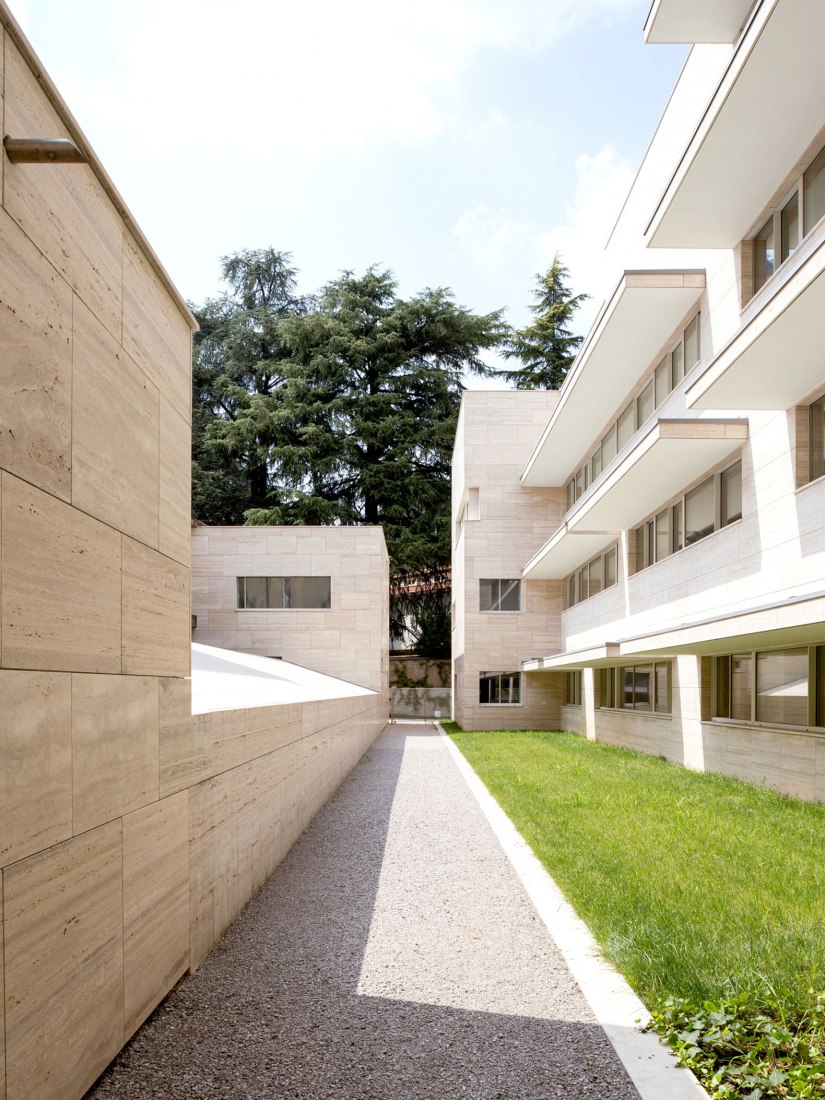Return to the traditional lombard patio. Residential complex by Álvaro