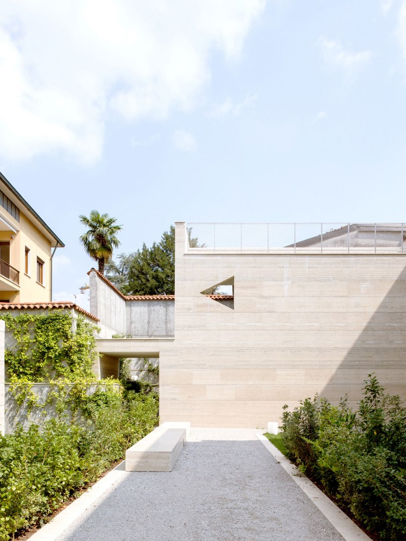 Return to the traditional lombard patio. Residential complex by Álvaro