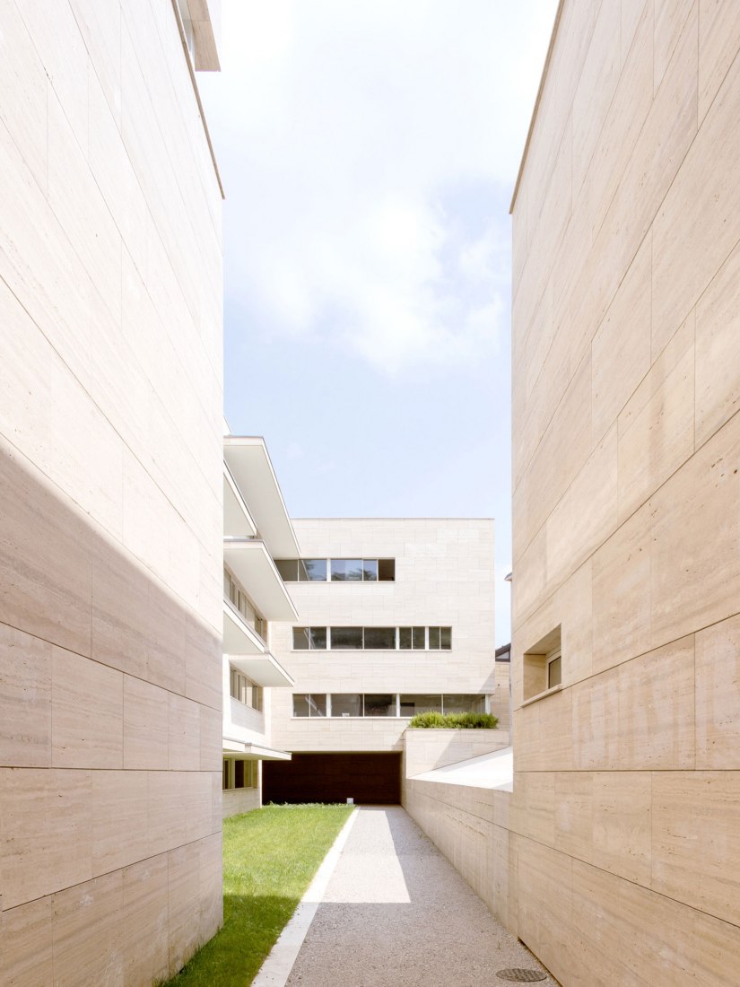 Return to the traditional lombard patio. Residential complex by Álvaro