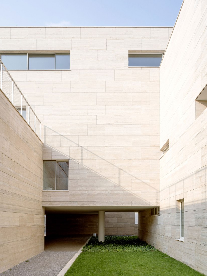 Return to the traditional lombard patio. Residential complex by Álvaro