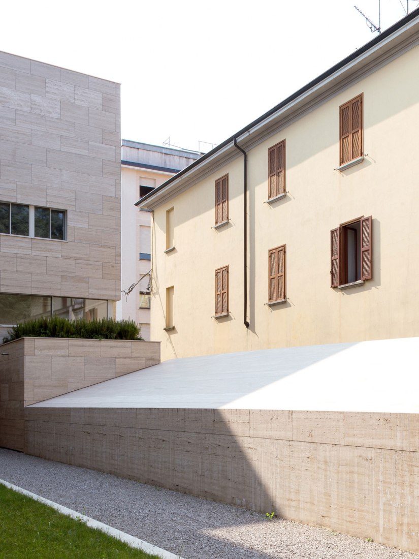 Return to the traditional lombard patio. Residential complex by Álvaro