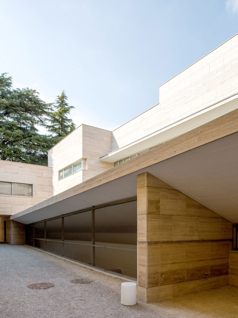 Return to the traditional lombard patio. Residential complex by Álvaro