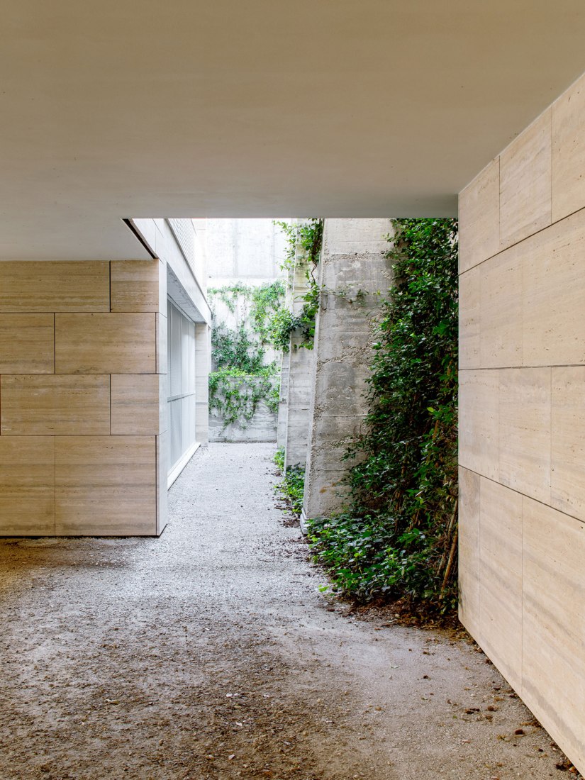 Return to the traditional lombard patio. Residential complex by Álvaro