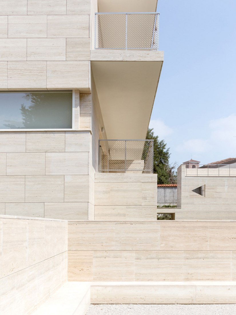 Return to the traditional lombard patio. Residential complex by Álvaro