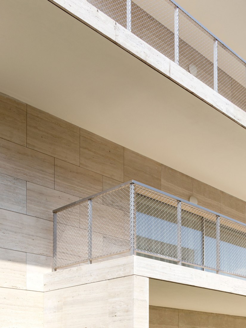 Return to the traditional lombard patio. Residential complex by Álvaro