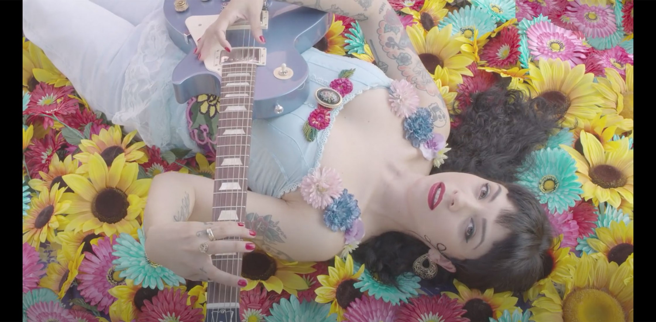 Amárrame by Mon Laferte ft. Juanes