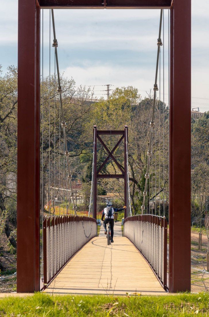 Footbridge over the Ripoll river in the surroundings of the Molí Vermell in Barberà del Vallès. Photograph by Simón García | arqfoto