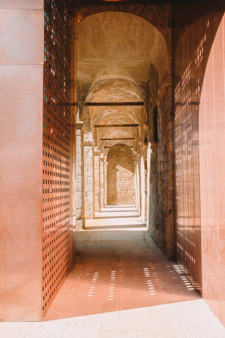 Restauración y ampliación del Convento Saint François por Amelia Tavella Architectes. Fotografía por Thibaut Dini.