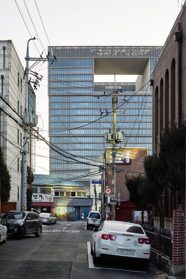 Calle lateral de Corea, vista desde el noreste. Sede Amorepacific Seúl, por David Chipperfield Architects. Fotografía por Noshe