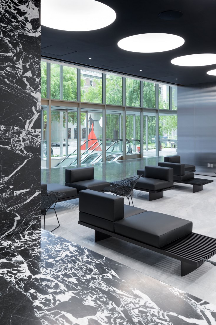 View of The Marlene Hess and James D. Zirin Lounge. Photography © Iwan Baan