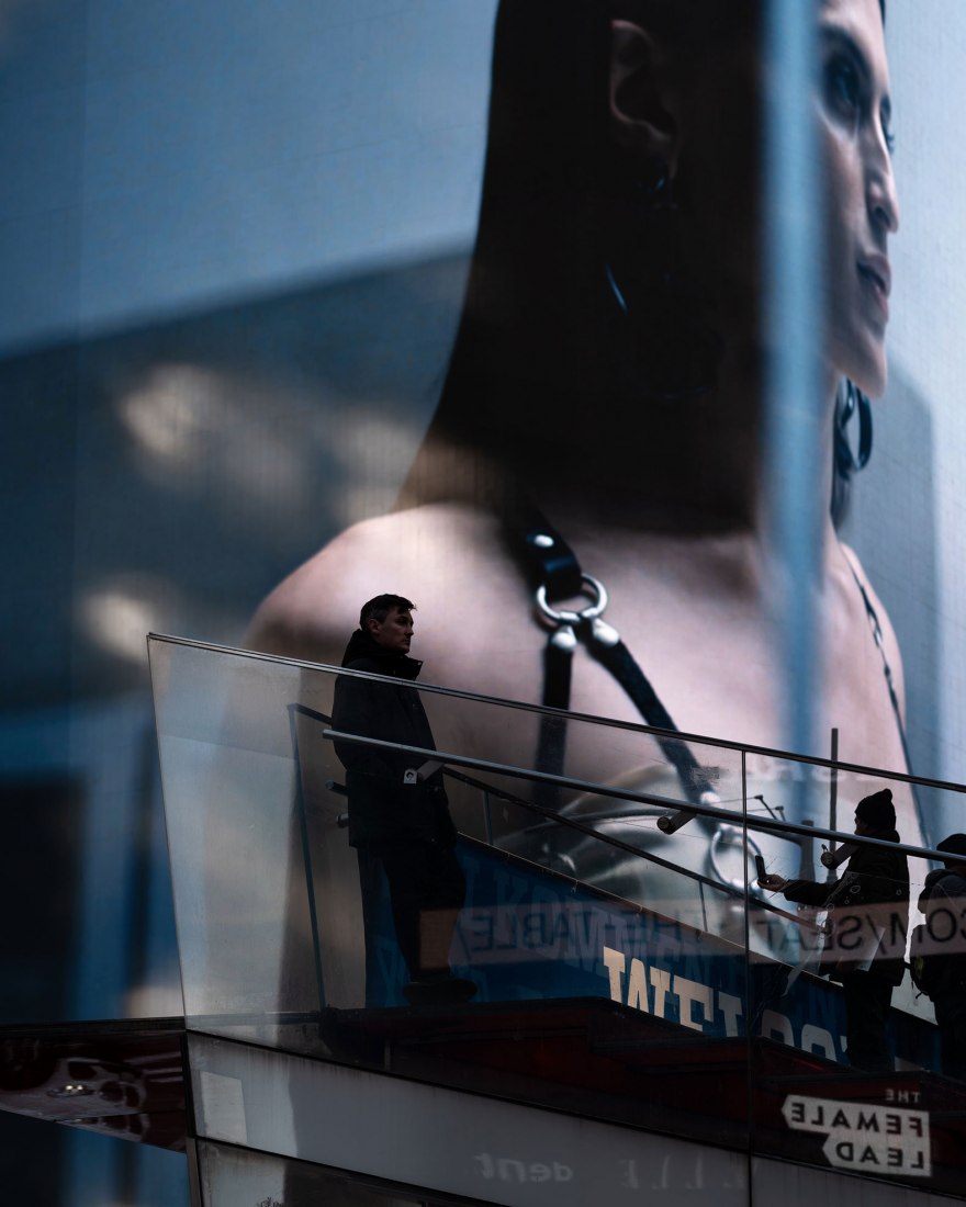 «Protagonista femenina, Times Square», Nueva York, 2022, por Anastasia Samoylova. Exposición «Image Cities», KBr Fundación MAPFRE.