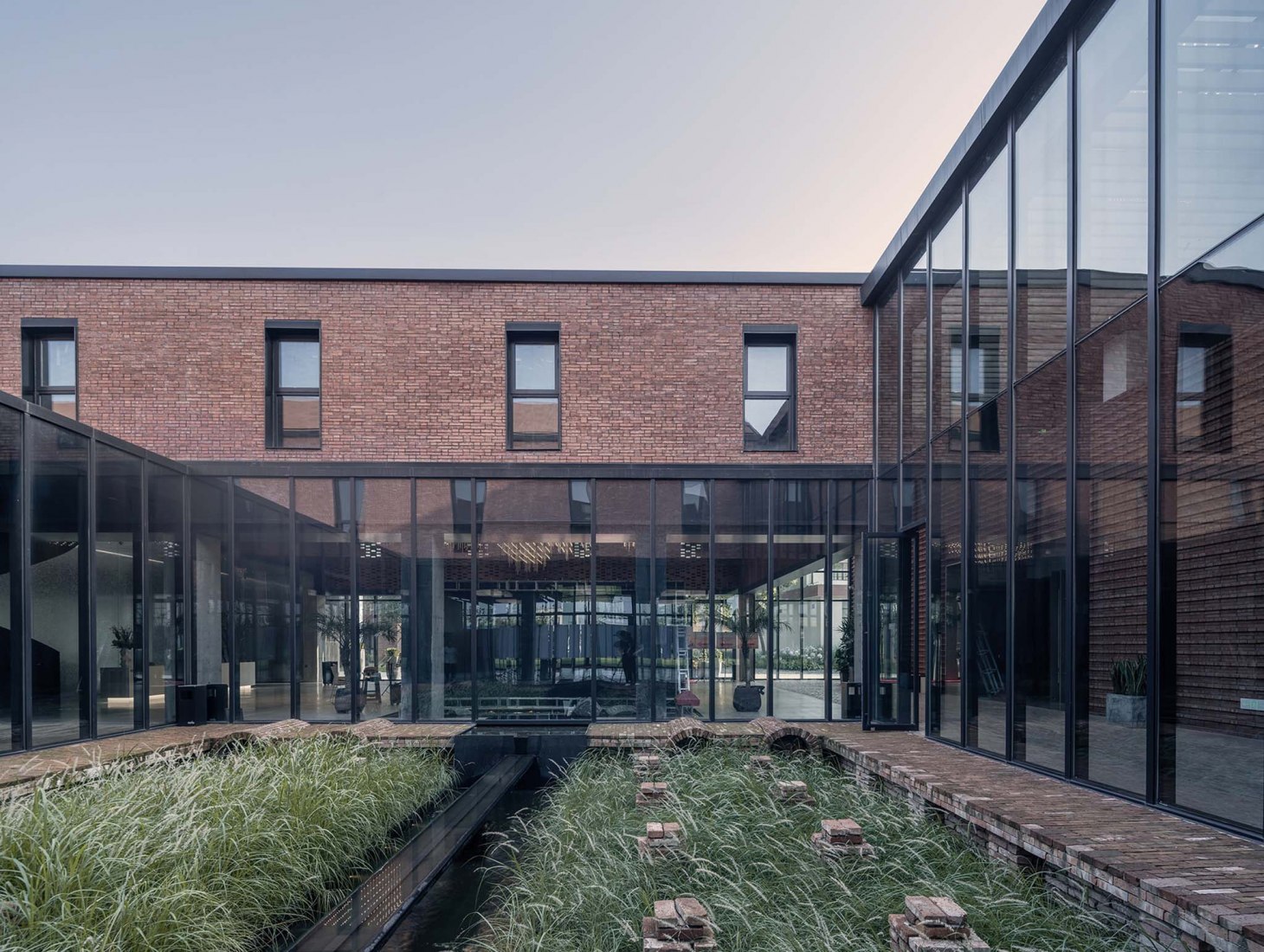 Antigua factoria como nuevo centro cultural por And Studio. Fotografía por MLee Studio