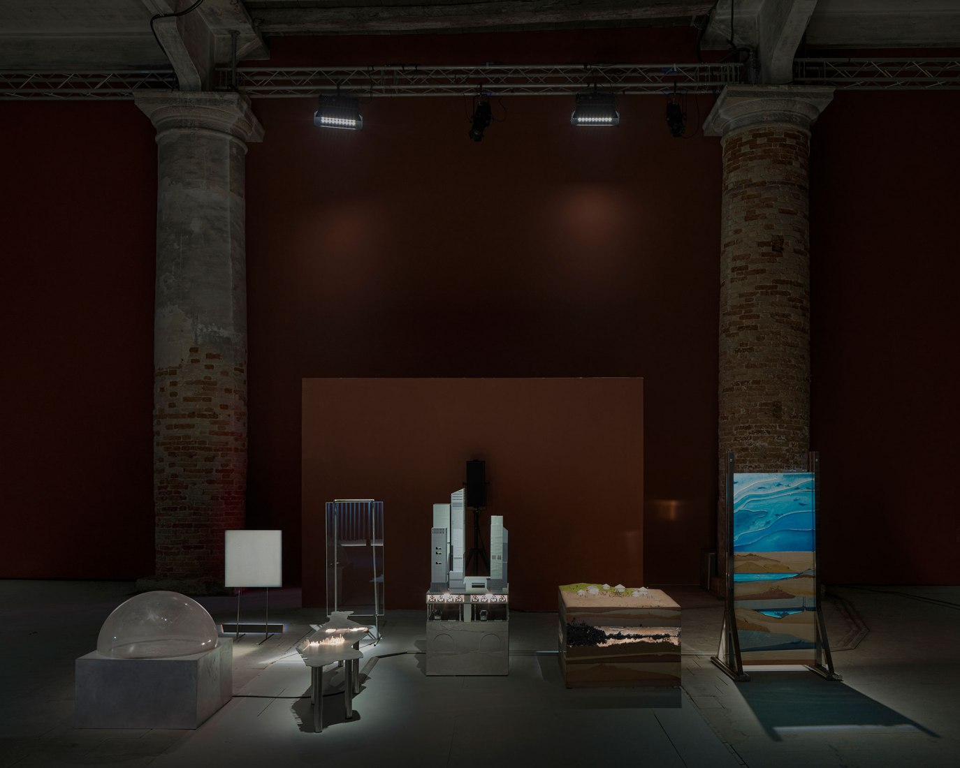 XHOLOBENI YARDS. Titanium and the Planetary Making of SHININESS / DUSTINESS by Andrés Jaque / OFFPOLINN. Photograph by Miguel de Guzmán.